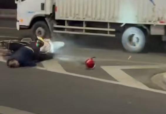 ▲货车司机撞倒行人 网络视频截图