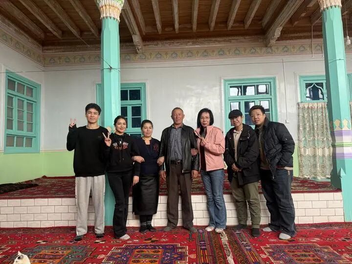 迪丽努尔一家与台湾游客林女士一家的合影。新华社发