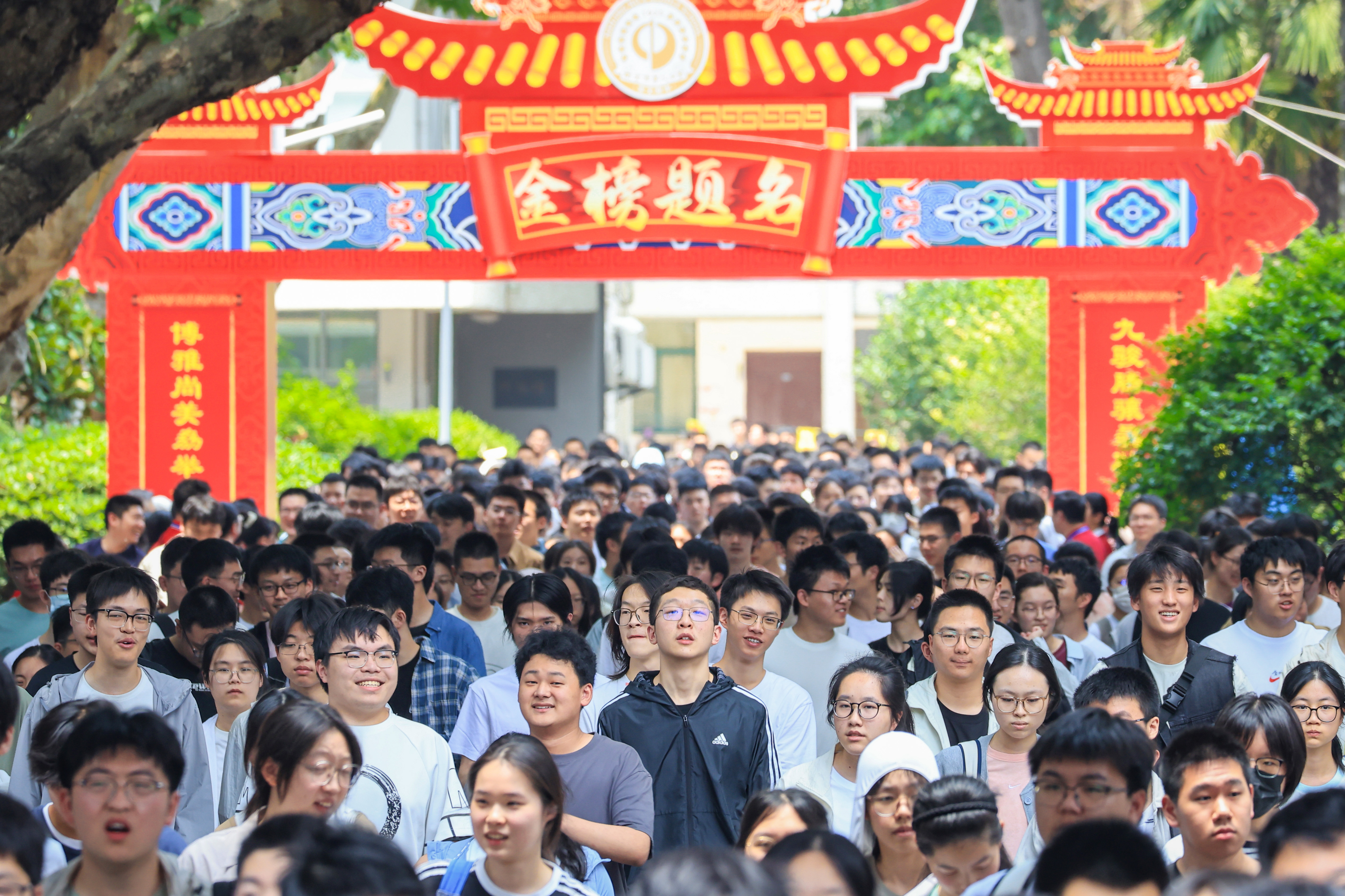 6月7日,在南京市第九中学考点,考生参加完首场科目考试后走出考场。新华社发(苏阳 摄)