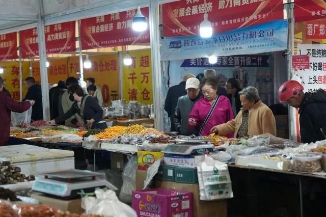 市民挑选心仪商品。
