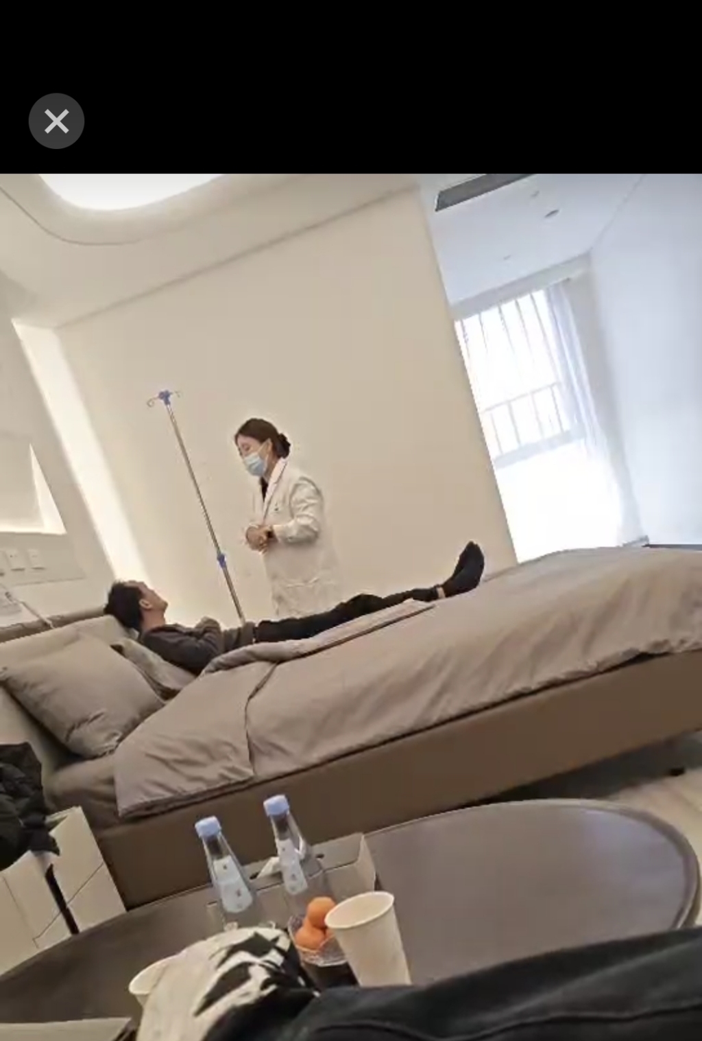 张信金称，此刻其正在源品医院注射干细胞。 图片由受访者提供