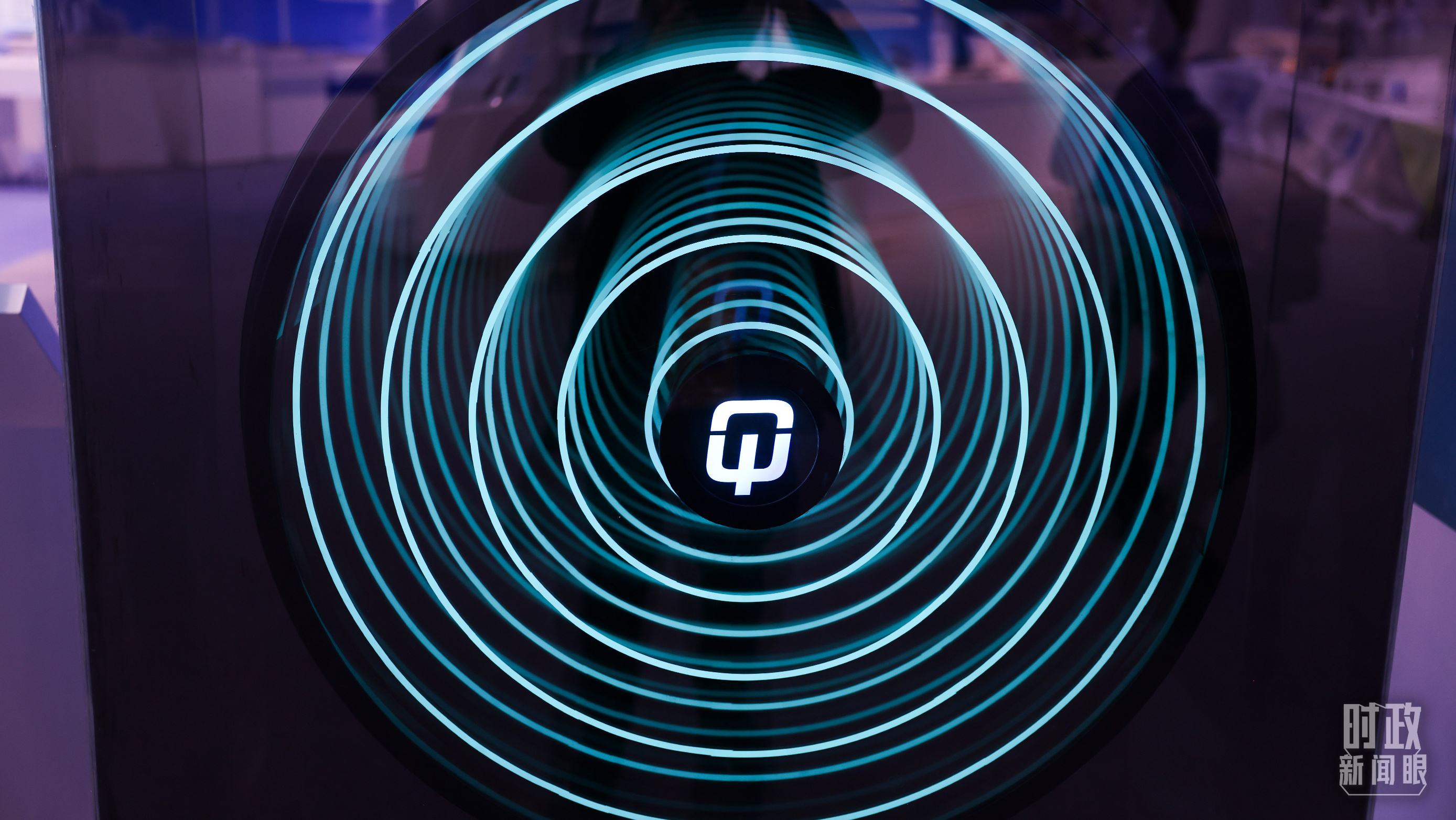 △2025年3月26日，北京中关村国家自主创新示范区展示中心展示的国内首个突破千比特规模的光量子计算机。（图/视觉中国）