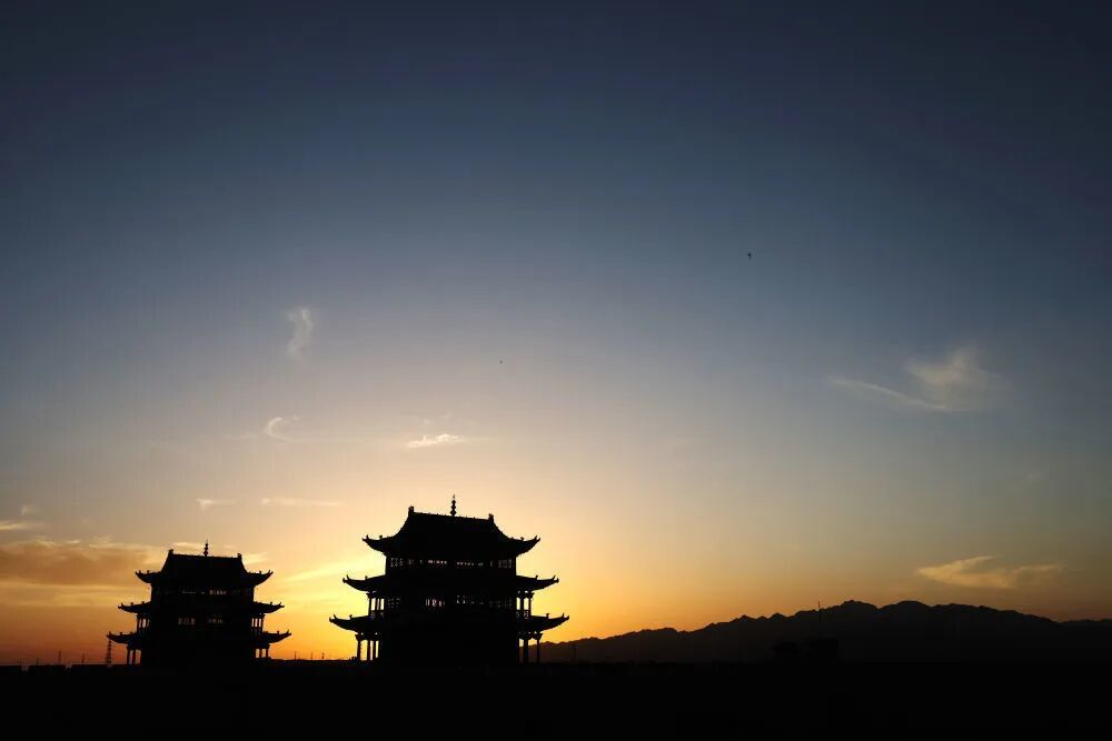 8月5日傍晚,夕阳映照在嘉峪关关城。