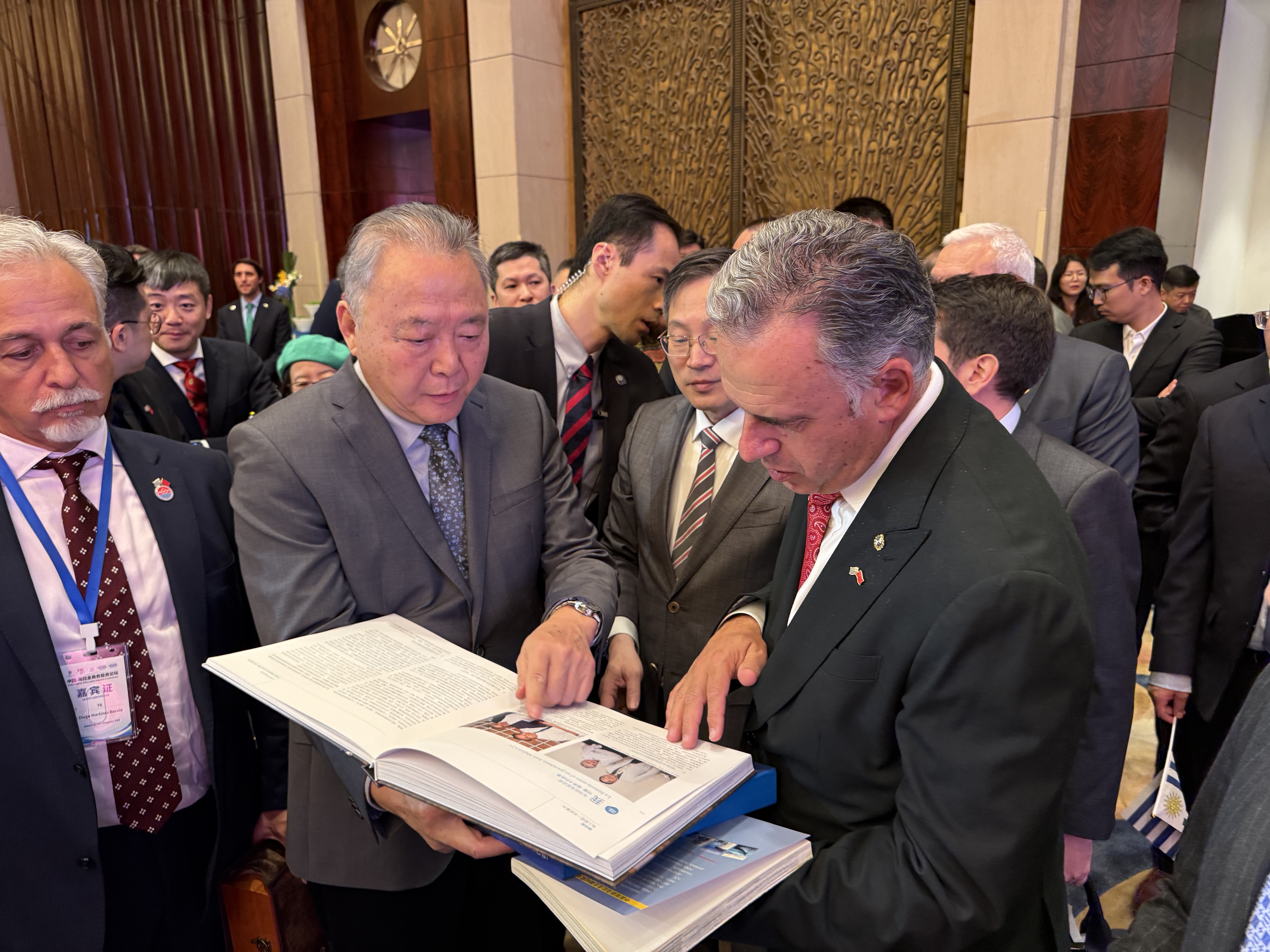 2026年2月6日，余熙受邀出席乌拉圭总统亚曼杜&middot;奥尔西在上海举行的招待会活动，并向总统赠送其撰写的两部乌拉圭主题著作。 作者供图