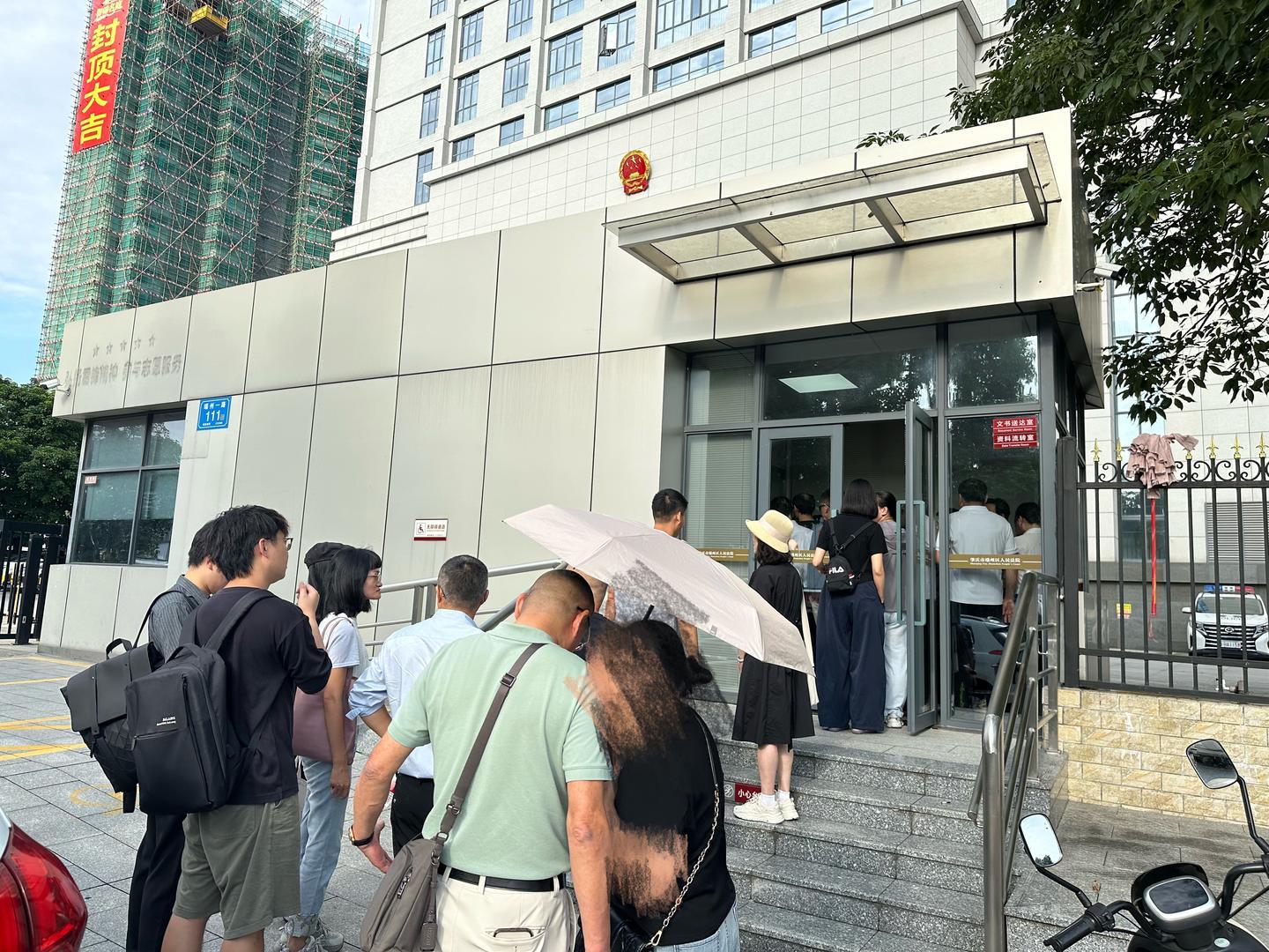 ▲本案在端州区人民法院公开开庭审理,旁听人员入场(采访对象供图)
