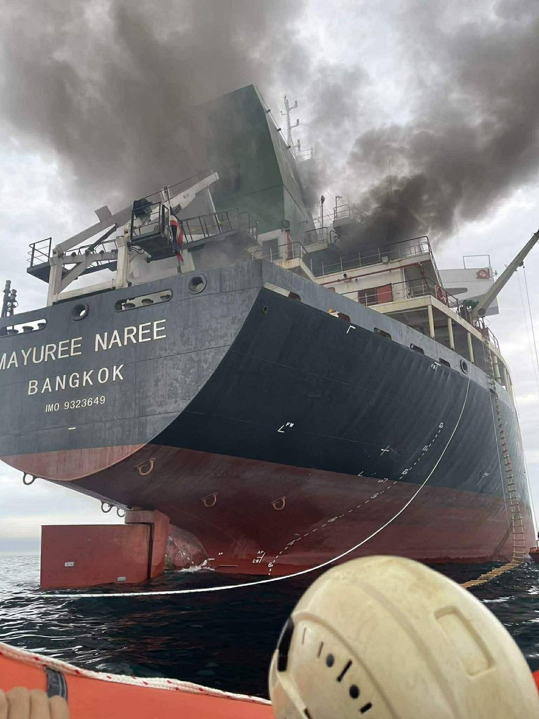 这张泰国海军2026年3月11日发布的照片显示，一艘泰国货船在霍尔木兹海峡海域遭袭起火。新华社发（泰国海军供图）