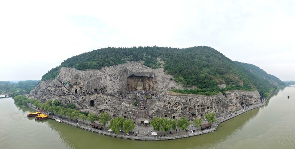 5月13日，游客在龙门石窟游玩（无人机照片）。新华社记者 李嘉南 摄