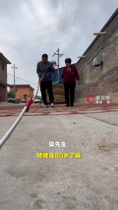 山西一美术老师用高粱作画带姥姥游长城