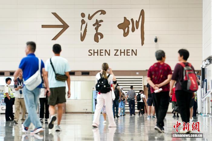 10月12日,港深之间最重要的24小时客运陆路口岸皇岗口岸正式开通运行。图为旅客从皇岗口岸旅检层前往深圳。 中新社记者 张祥毅 摄