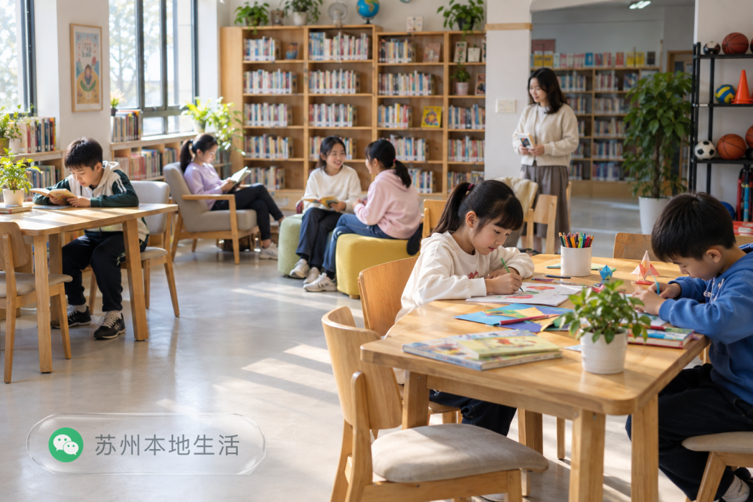 明亮校园图书馆内,学生阅读、做手工,值守老师在一旁照看,呈现安全有序的假期托管状态。