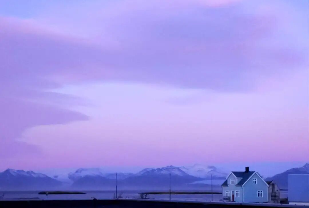 小镇冬天粉蓝色的天空/受访者提供