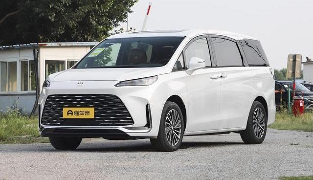 之前我一直开一台紧凑级 SUV，单身的时候用着挺顺手，通勤代步、周末出游都能应付-有驾