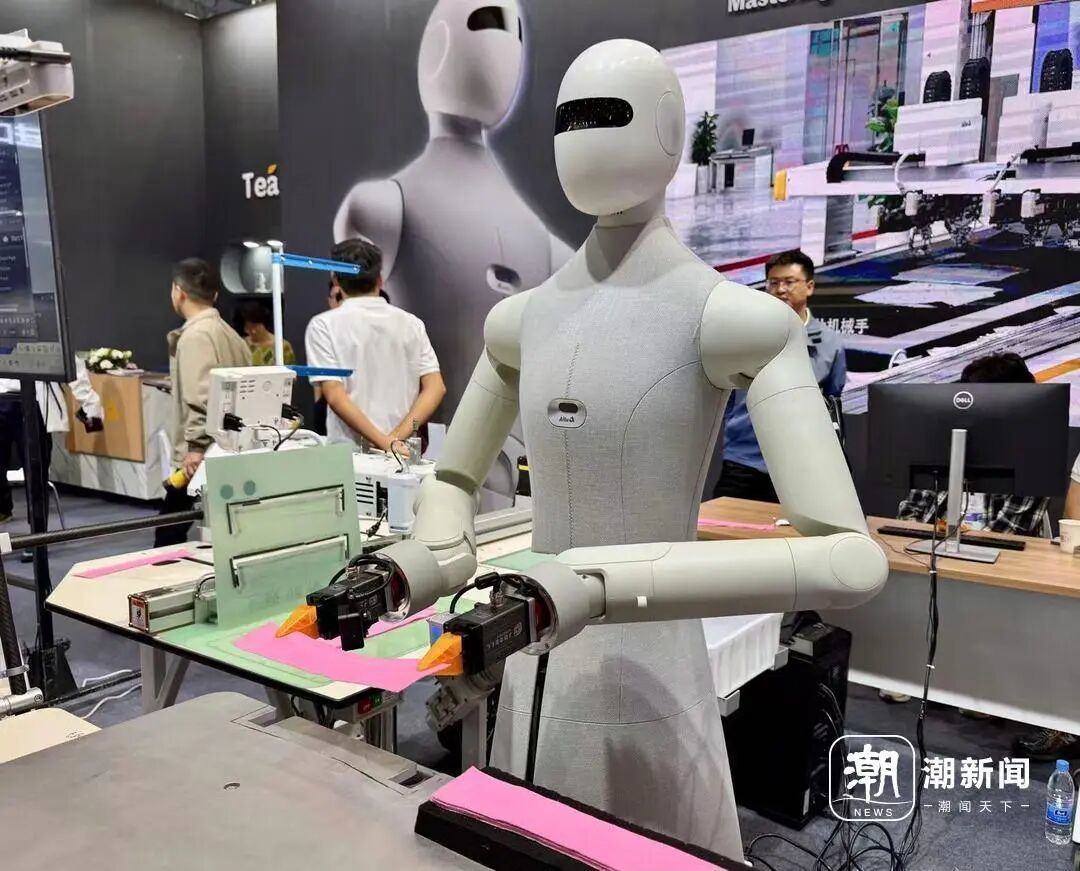 艾图人形机器人原型机在展会上作现场演示 潮新闻记者 陈久忍 摄