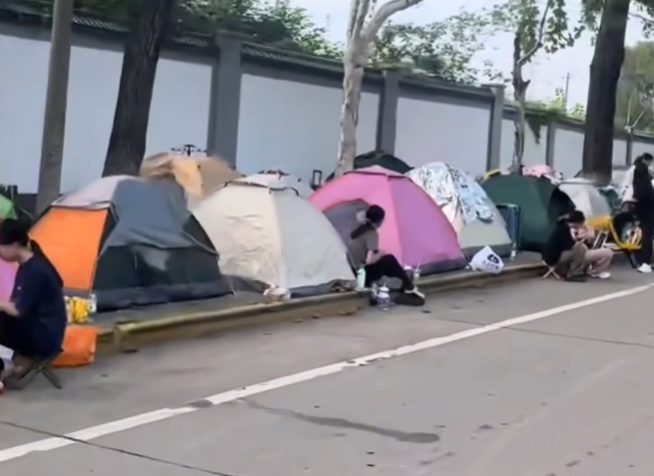 ▲路边搭帐篷过夜的游客(图/视频截图)
