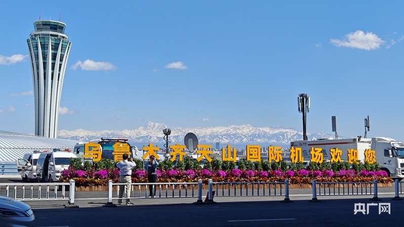 旅客在机场拍照留念 （央广网记者 姜茸 摄）