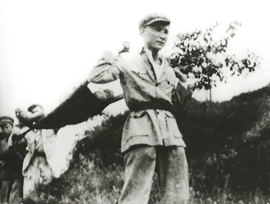 1947年，向守志在豫西抢救搬运重伤员。