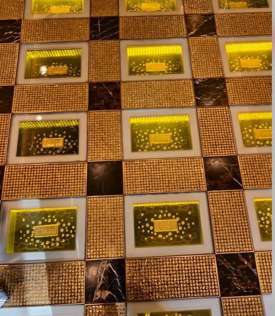 酒店大堂原有“金砖”(图源网络)