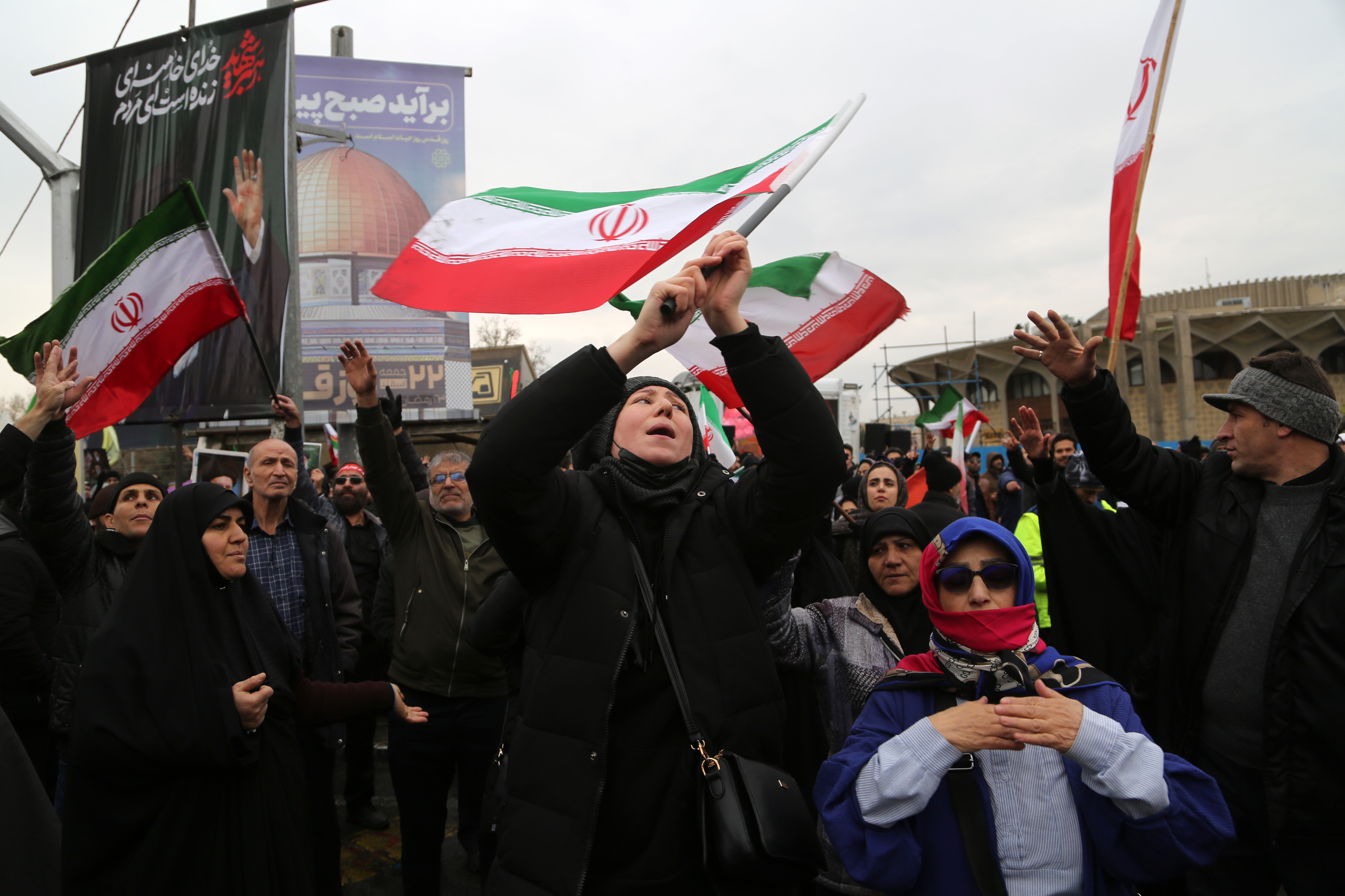 2026年3月13日，人们在伊朗首都德黑兰参加集会。新华社发