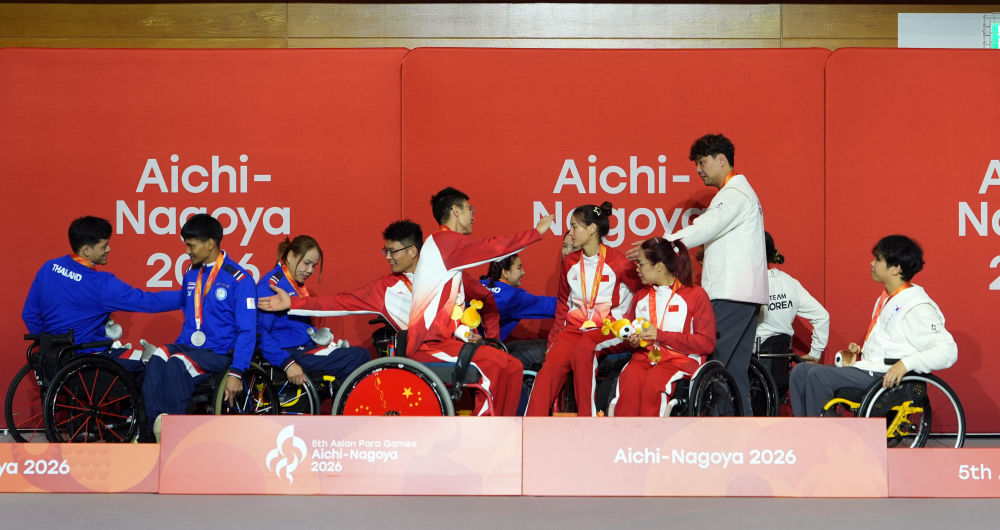 10月20日,在花剑混合团体颁奖仪式后,中国队、泰国队与韩国队握手致意。新华社记者 才扬 摄