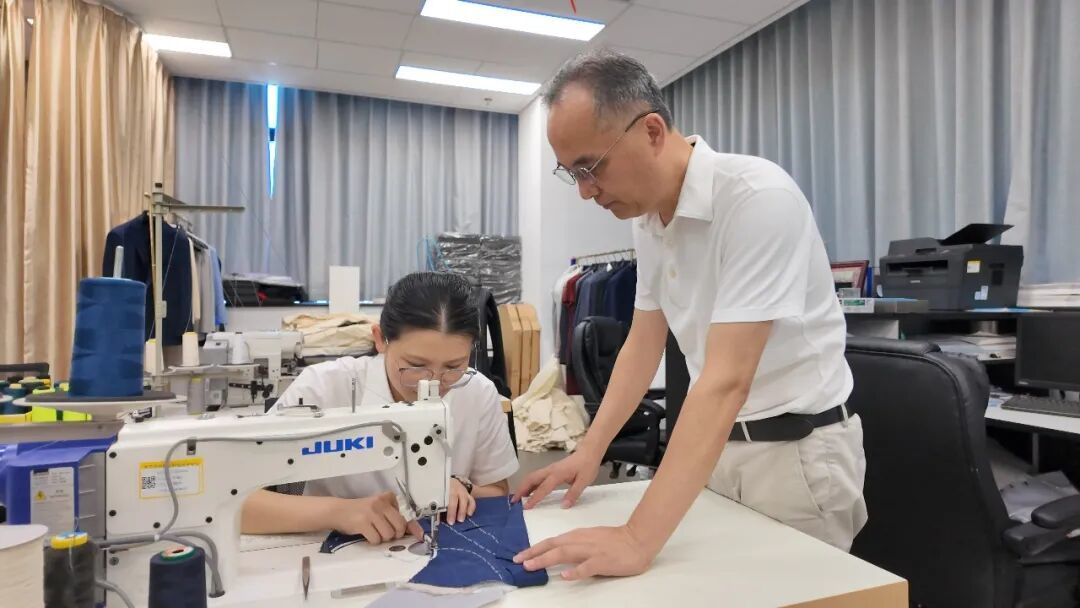 宁波市纺织工匠学院开展服装制版师培训现场。