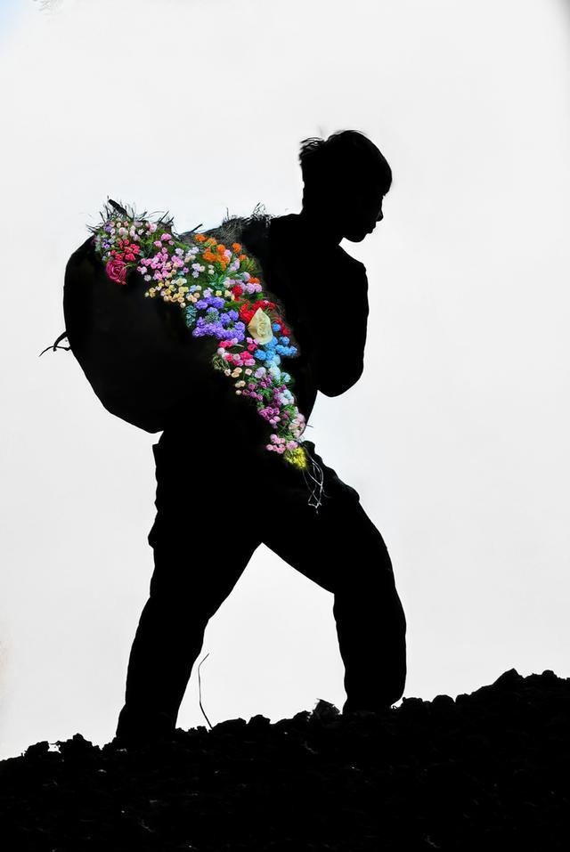 图为赵保亭艺术类作品《一路繁花》