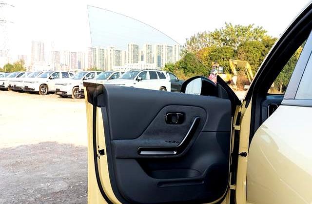 江阴街头堵车到寸步难行，细君坐后排说膝盖顶着前座-有驾