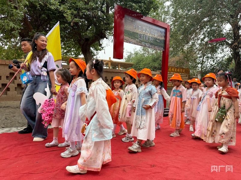 高昌区第六幼儿园的孩子们走进葡萄园开展研学 （央广网记者 丁安 摄）