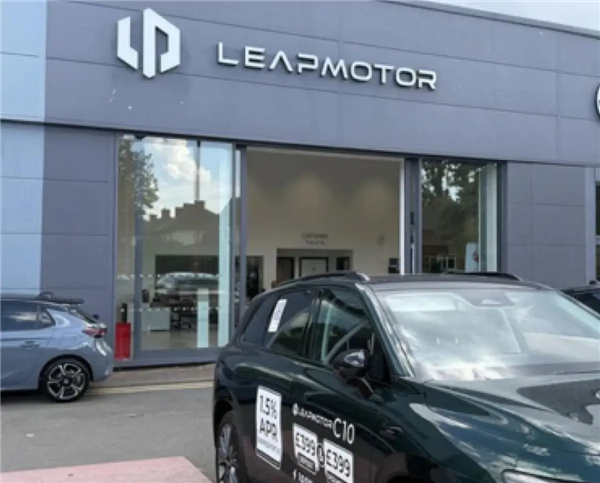 暴亏1800亿 斯特兰蒂斯还能当稳零跑的义父吗