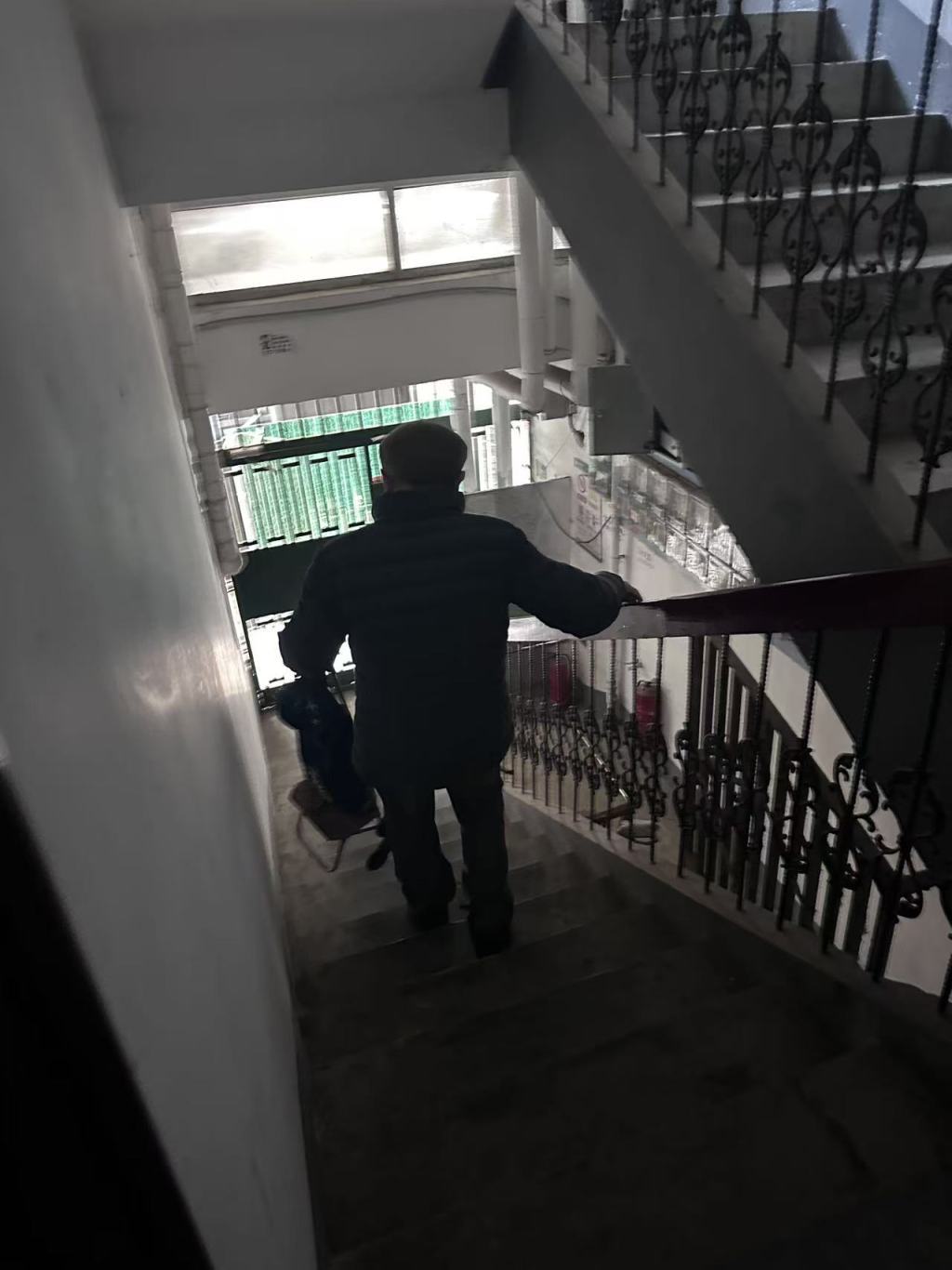 唐礼下楼外出就医