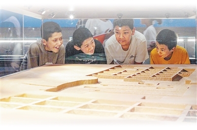 游客在龟兹博物馆内参观。卜登鹏摄