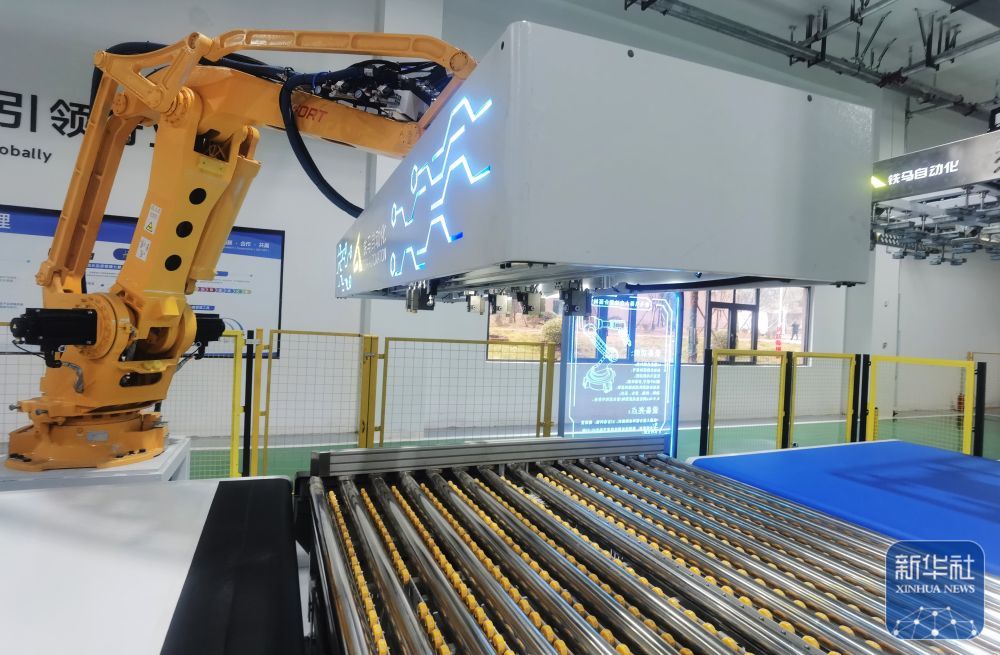 ↑ 1月4日，在四川达州东部经开区麻柳镇的追觅希瑞智能科技（达州）有限公司生产线上，机器人在赶制出口智能床订单。新华社发（邓良奎 摄）