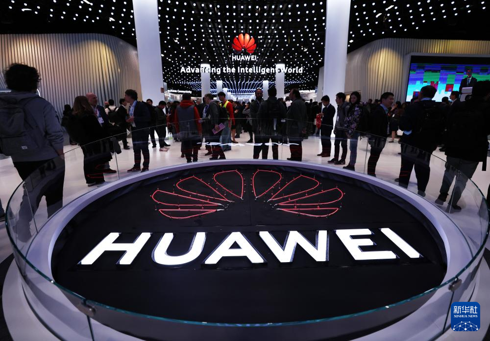 图为2024年2月26日,在西班牙巴塞罗那,人们在2024年世界移动通信大会上参观华为展台。 新华社