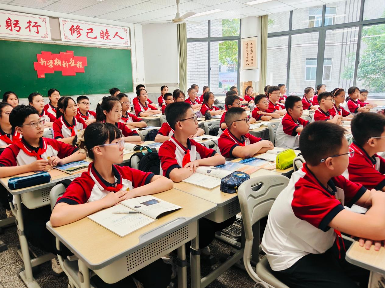 不戴电话手表的课堂上,学生们专心听讲(央广网发 冯汀汀 摄)