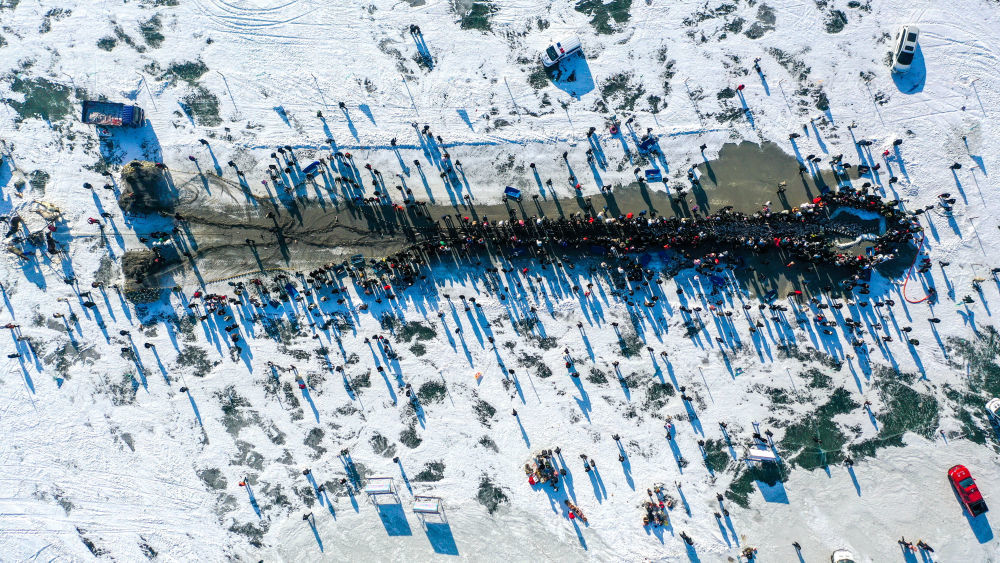 2023年12月28日，游客在查干湖冰面上观看冬捕。