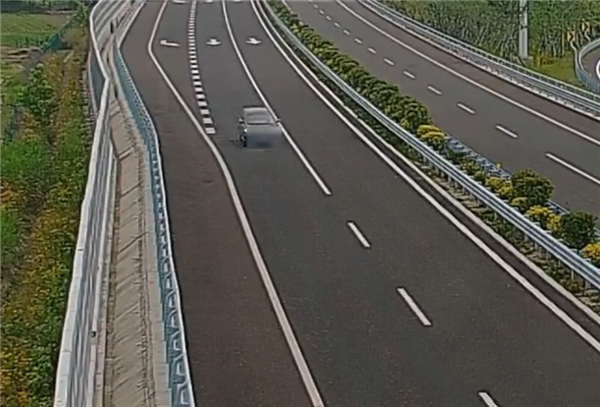 SUV定速巡航失效、刹车失灵 高速上120km/h狂飙！交警紧急解救