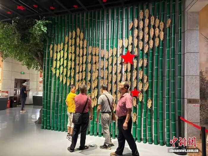 在中央红军长征出发纪念馆的展厅内,一面“草鞋墙”吸引了众多参观者驻足。记者 李韵涵 摄.jpg