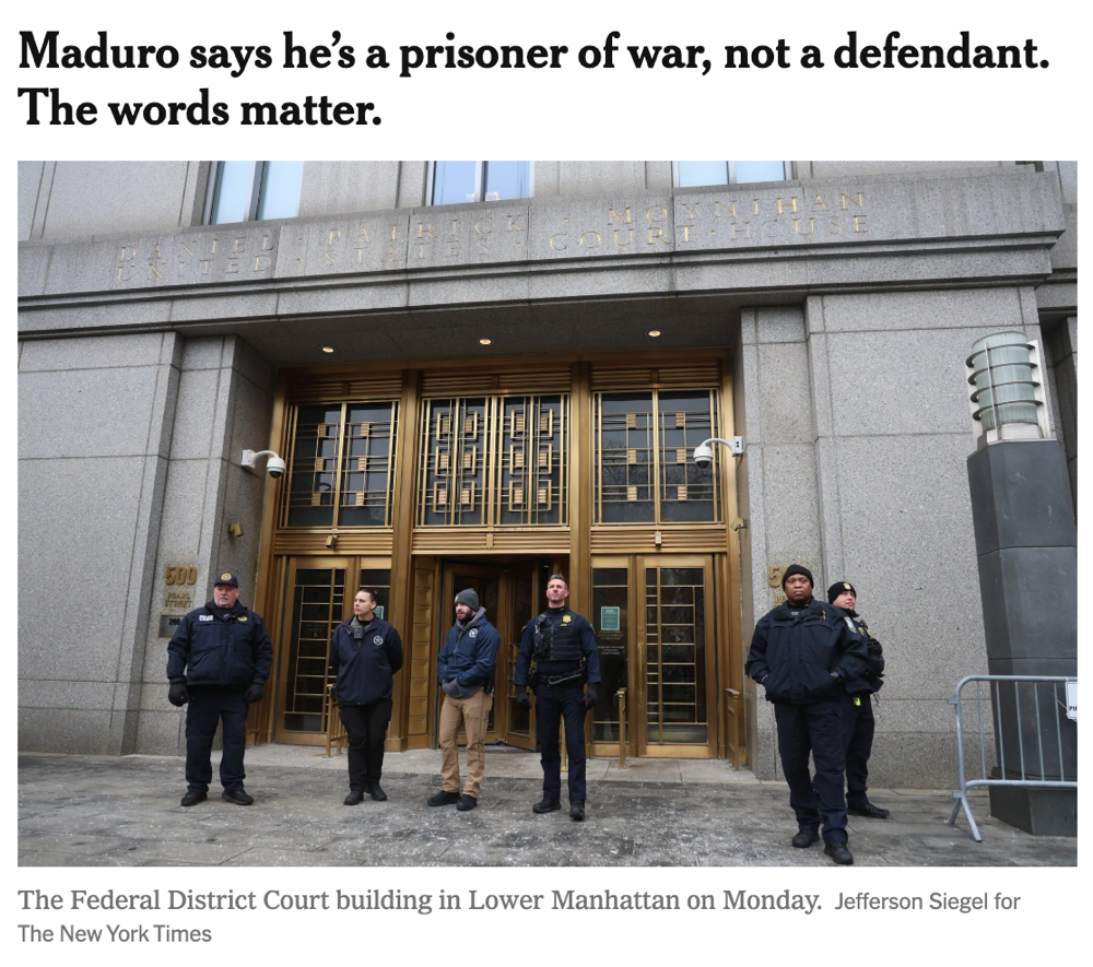 △《纽约时报》报道,马杜罗在庭审中坚称自己是军事行动中的“战犯”,而不是普通的刑事“被告”。