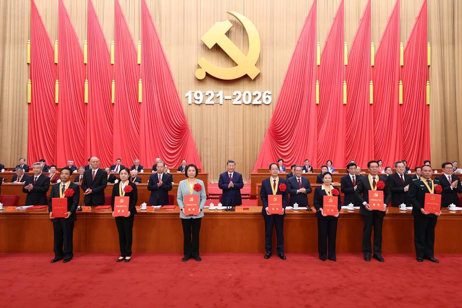 △2026年7月1日,庆祝中国共产党成立105周年大会在北京人民大会堂隆重举行。习近平等党和国家领导人为受表彰的全国“两优一先”代表颁奖。