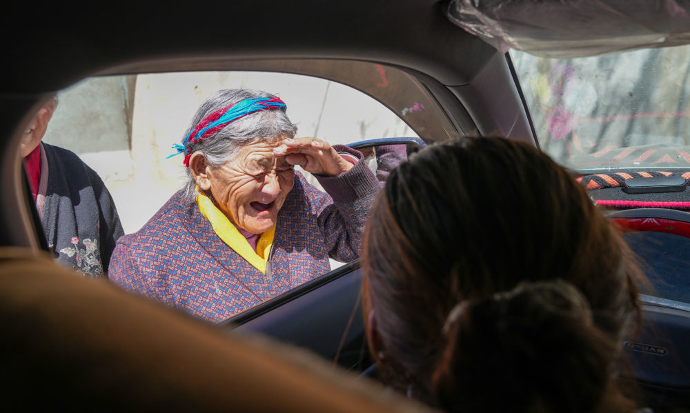 次仁桑姆叮嘱家人开车小心(3月26日摄)。