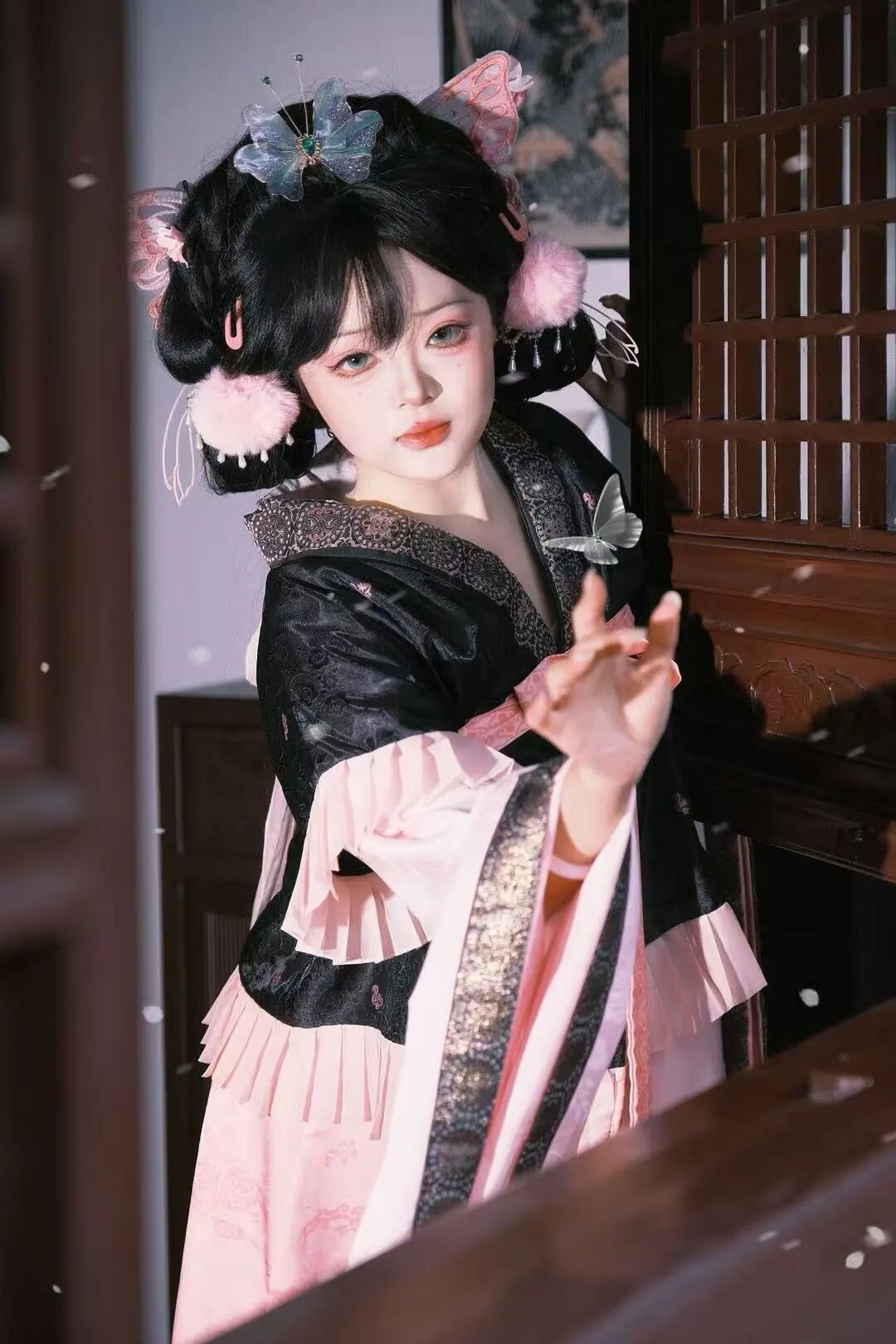 长安过往在苏州景区兼职,景区提供服装,配有化妆师、摄影师,休假间隙,她赴公司拍摄/受访者供图