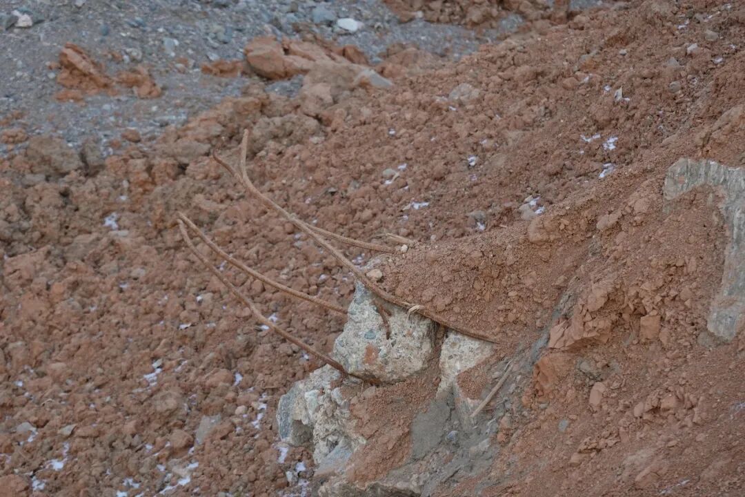 张正琦家被山洪冲毁后只能看到几根钢筋