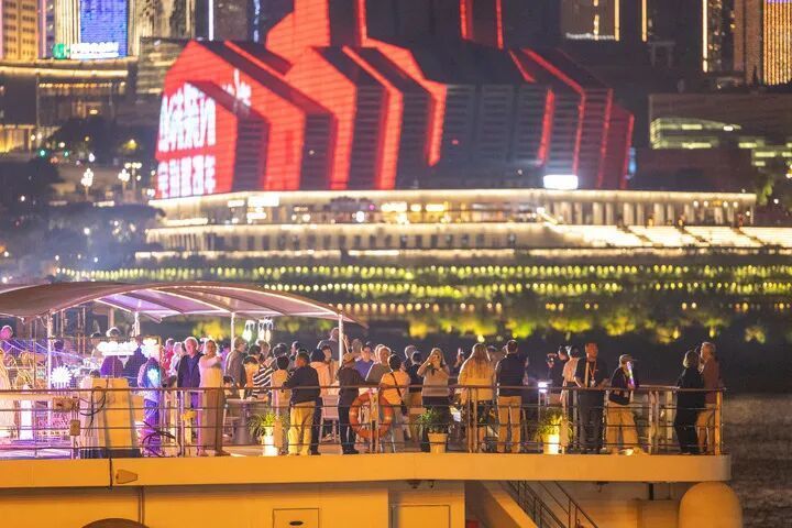 4月22日，游客搭乘游轮欣赏重庆两江四岸的夜景。新华社记者 黄伟 摄