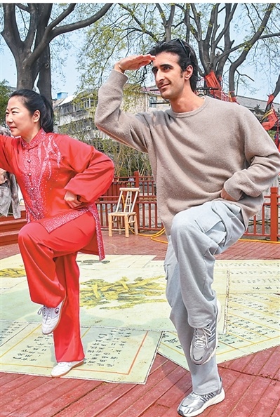 安徽省亳州市谯城区,法国游客在学习华佗五禽戏。张刘艳摄(人民视觉)