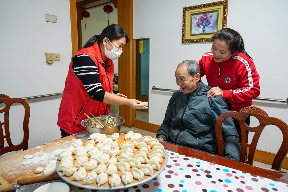 2025年10月23日，养老服务员上门为山东省淄博市张店区一社区老人提供助餐服务。新华社记者 朱峥 摄