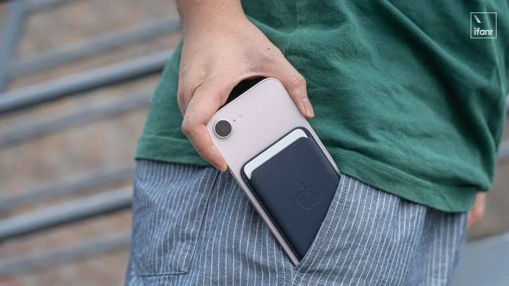 iPhone 17e 上手体验:能平替苹果的,只有苹果自己