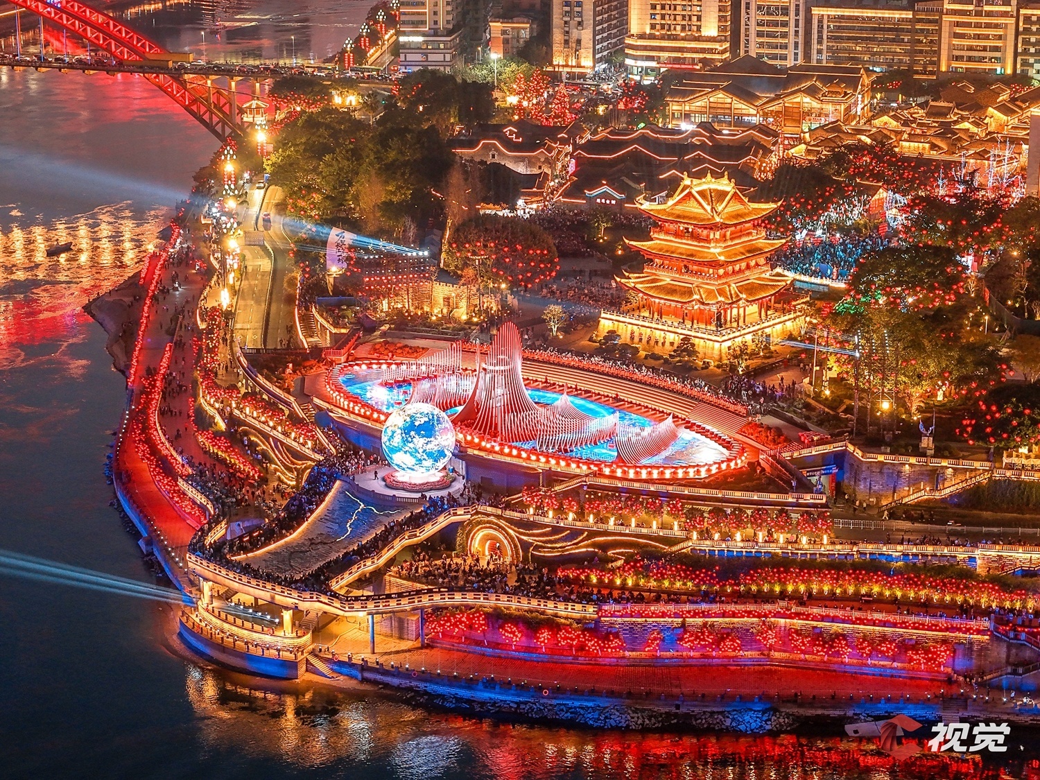 2月20日,总台春晚宜宾分会场主舞台搭建地合江门广场灯火辉煌、流光溢彩,古建塔楼与现代舞台交相辉映。