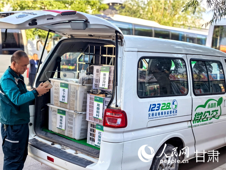 邮政投递员顾建成的“微公交”已装得满满当当,准备发车。人民网记者 高翔摄