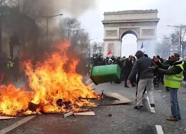 法国烧完意大利失控！仅一天2000人疯狂打砸，梅洛尼铁拳生锈了？