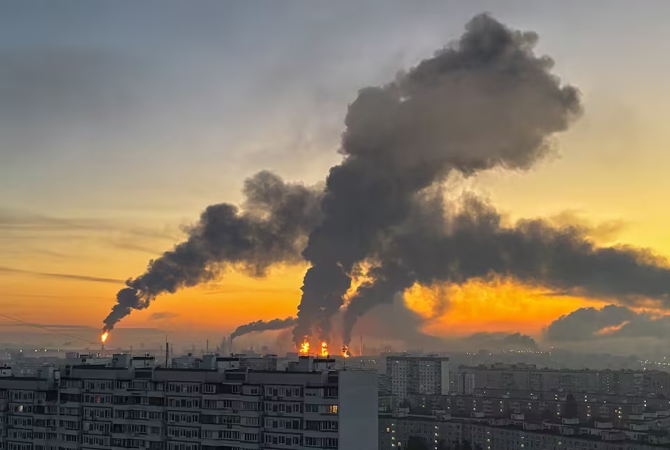 9月20日,俄罗斯莫斯科,一家炼油厂燃起大火,浓烟滚滚。图源:外媒