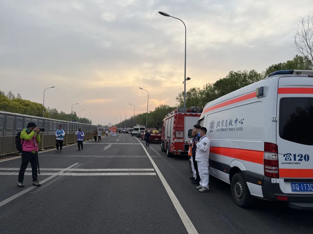 医疗急救人员在岗待命。